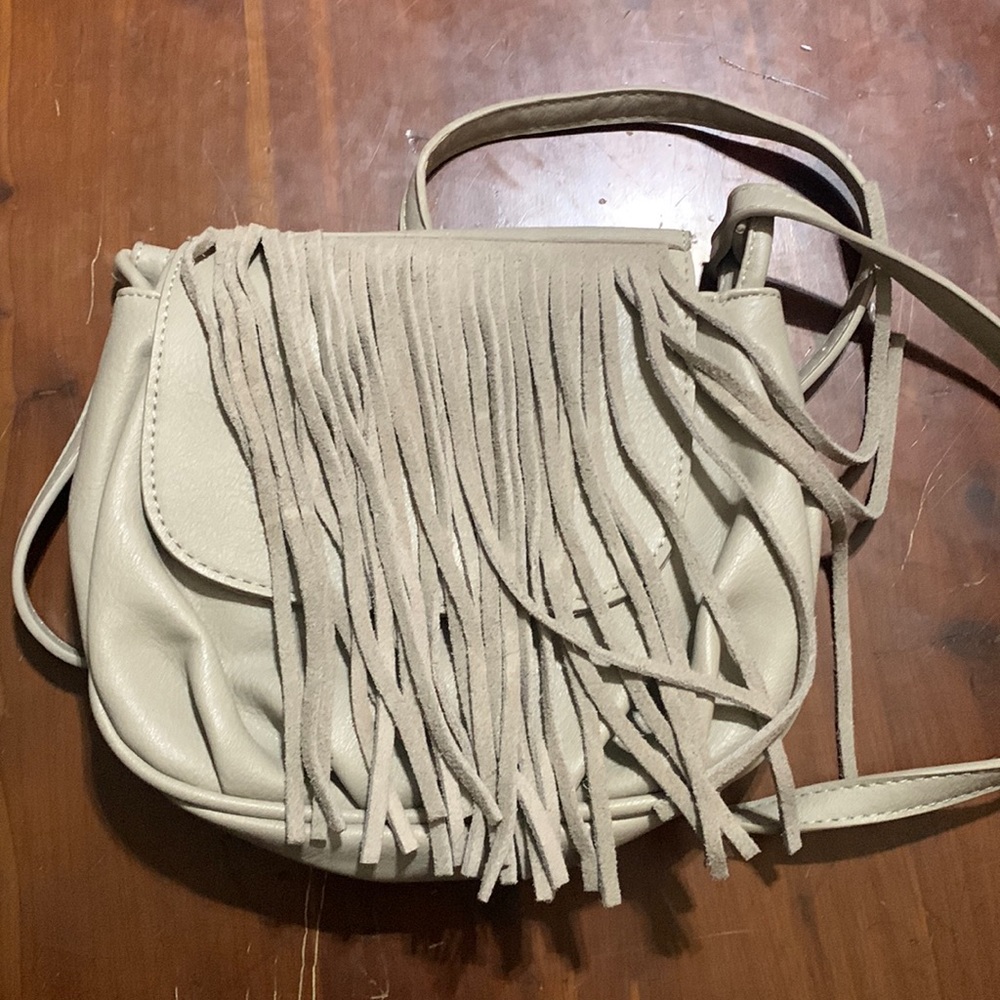 Use satchel with fringes